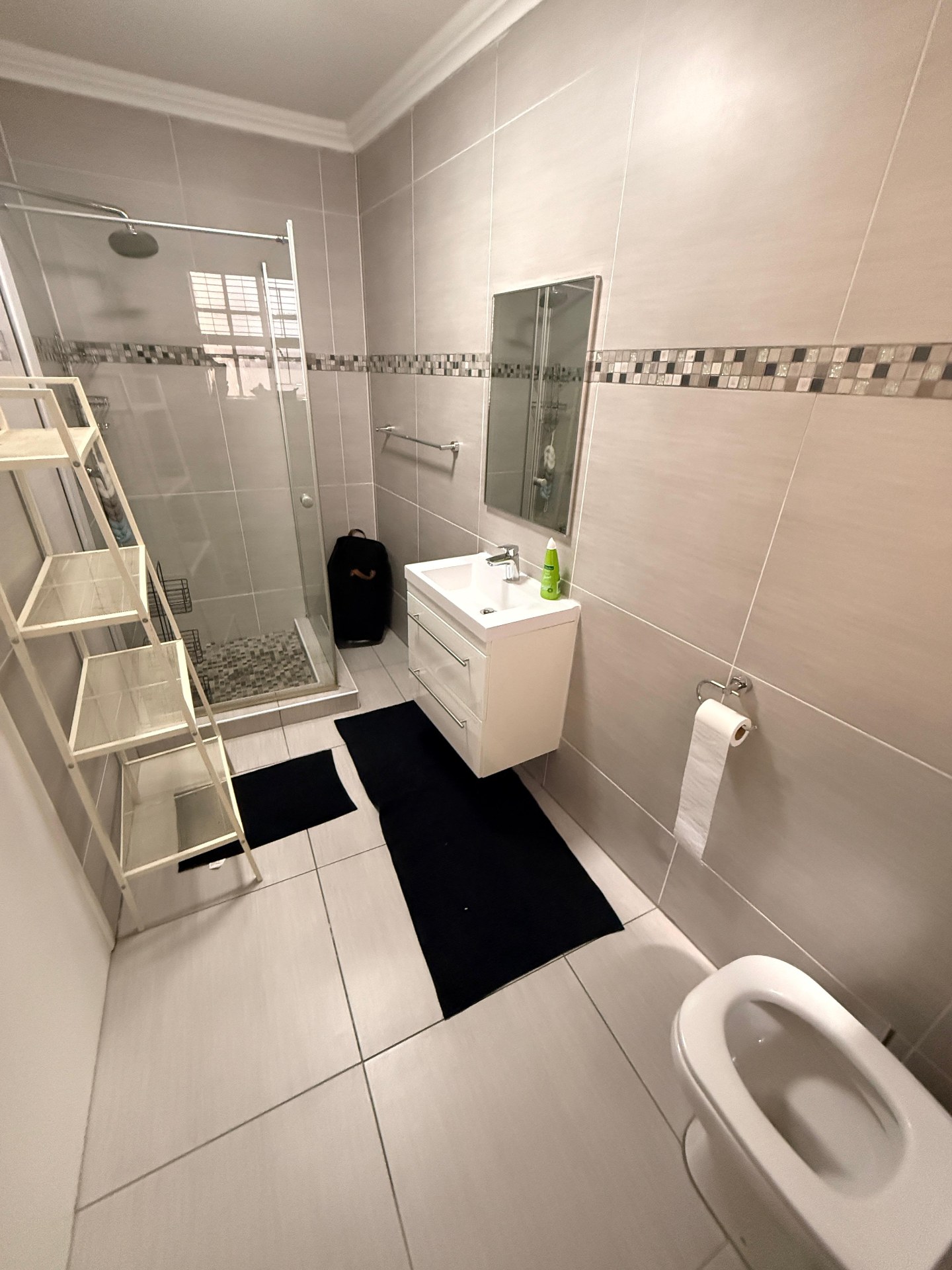 0m² Beautifully maintained and very spacious family home, perfectly located in one of Paarl's sought-after neighbourhoods.