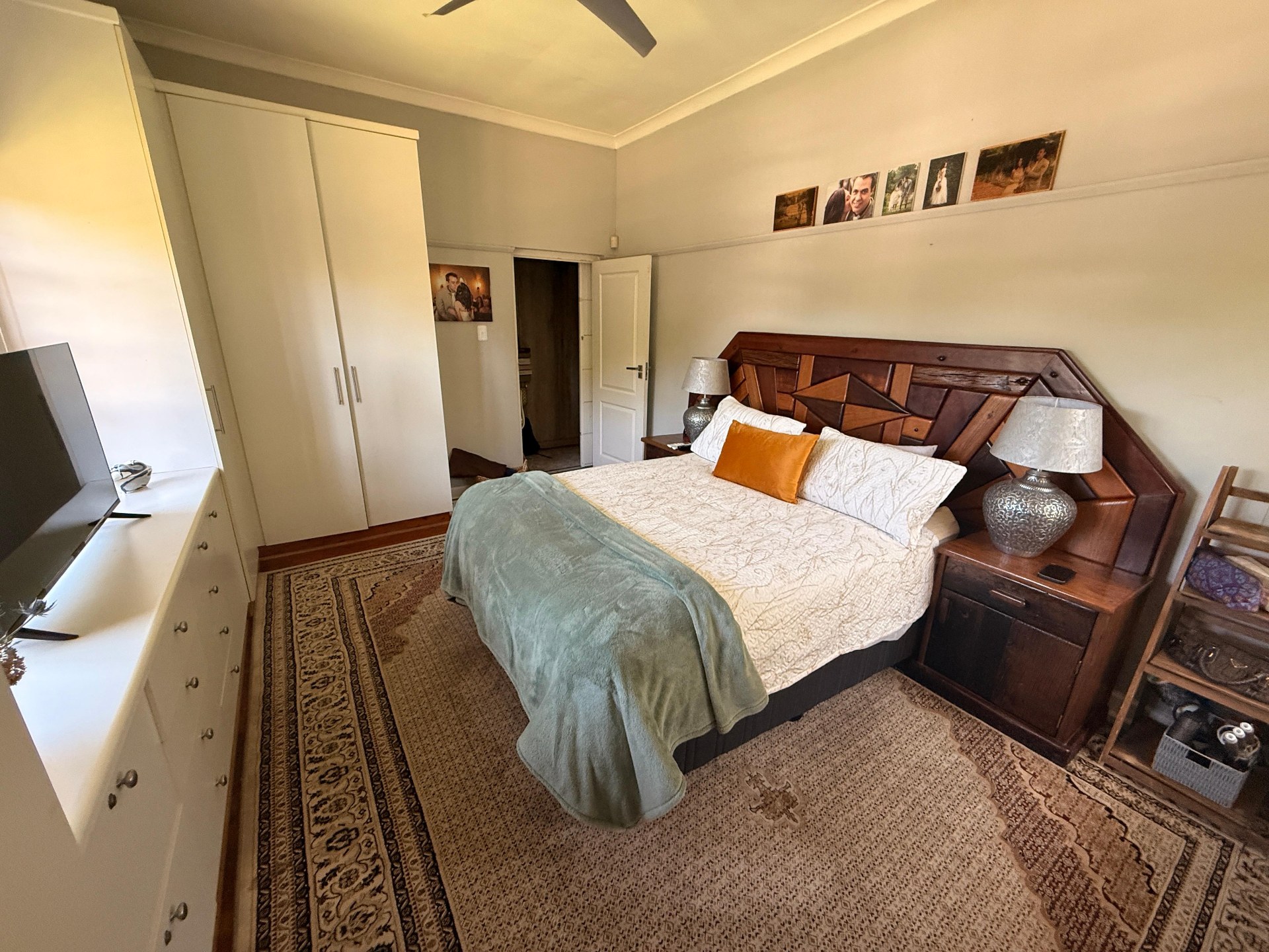 0m² Beautifully maintained and very spacious family home, perfectly located in one of Paarl's sought-after neighbourhoods.
