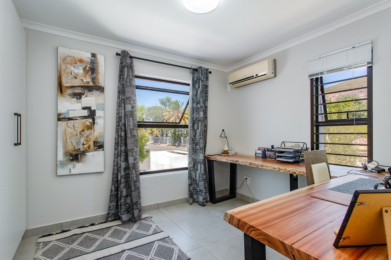 0m² Beautifully Maintained Home in Popular Neighbourhood