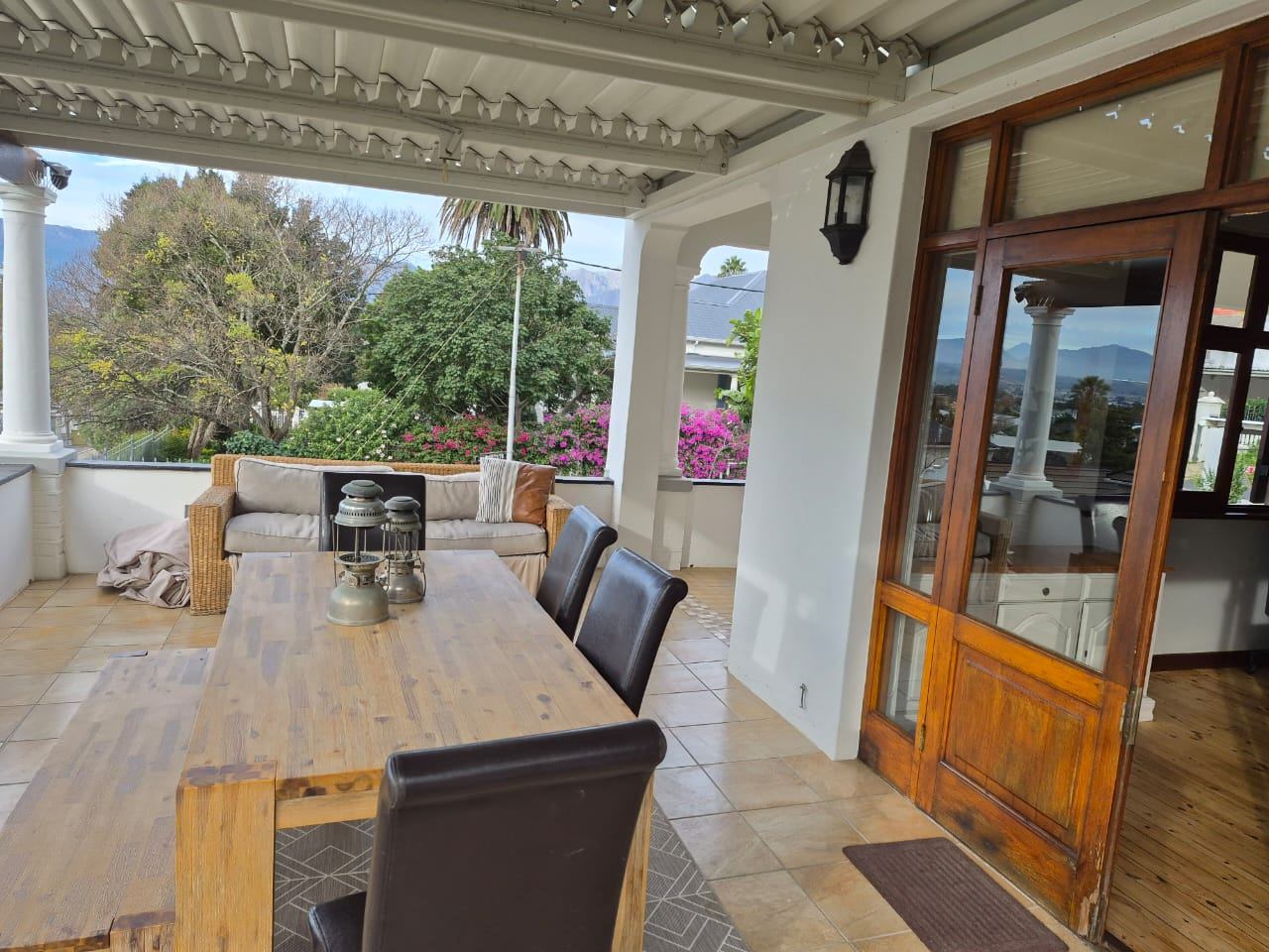 0m² We are excited to present this beautiful family home for rent in a highly sought-after location.