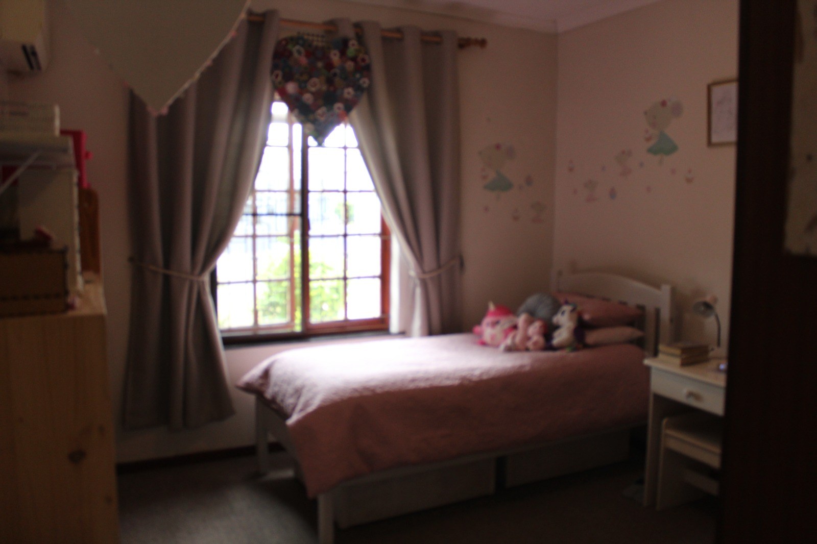903m² Spacious and Well-Maintained 3-Bedroom Home to Rent