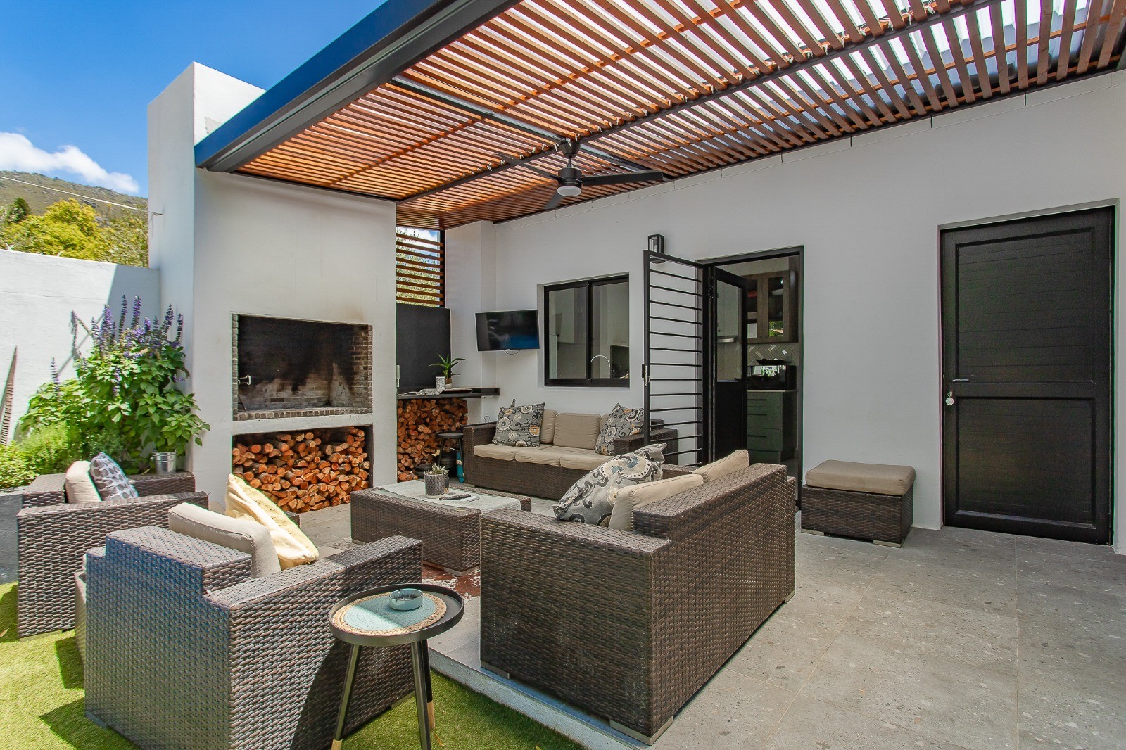 0m² Beautifully Maintained Home in Popular Neighbourhood