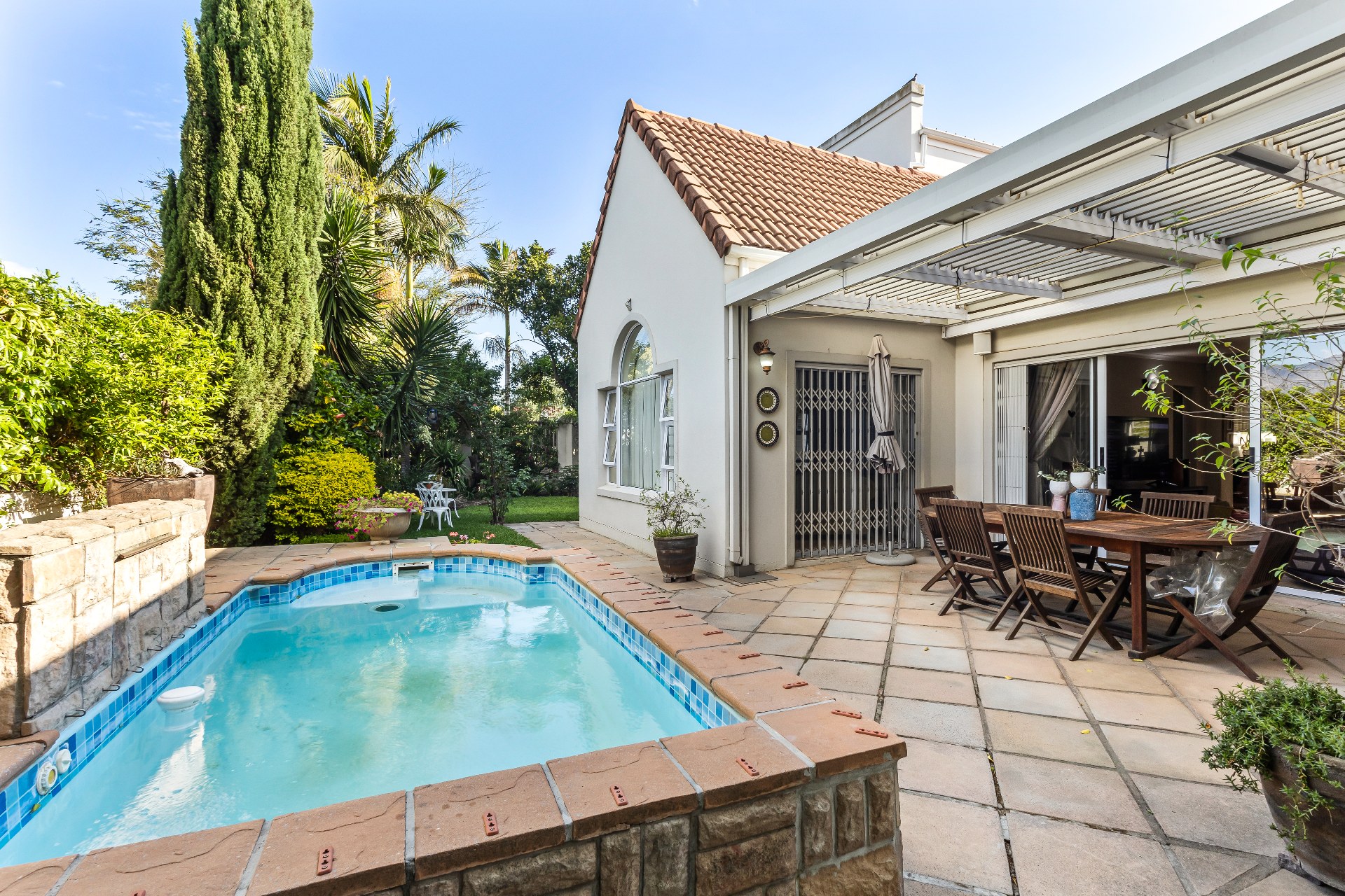 677m² Spacious Four-Bedroom Family Home with Excellent Entertainment Areas