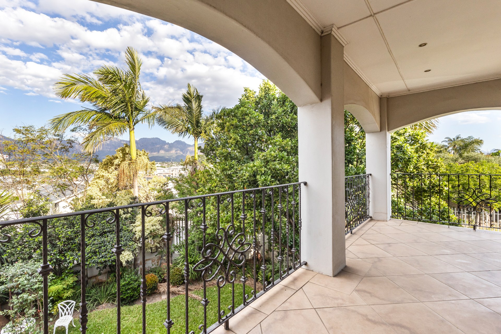 677m² Spacious Four-Bedroom Family Home with Excellent Entertainment Areas