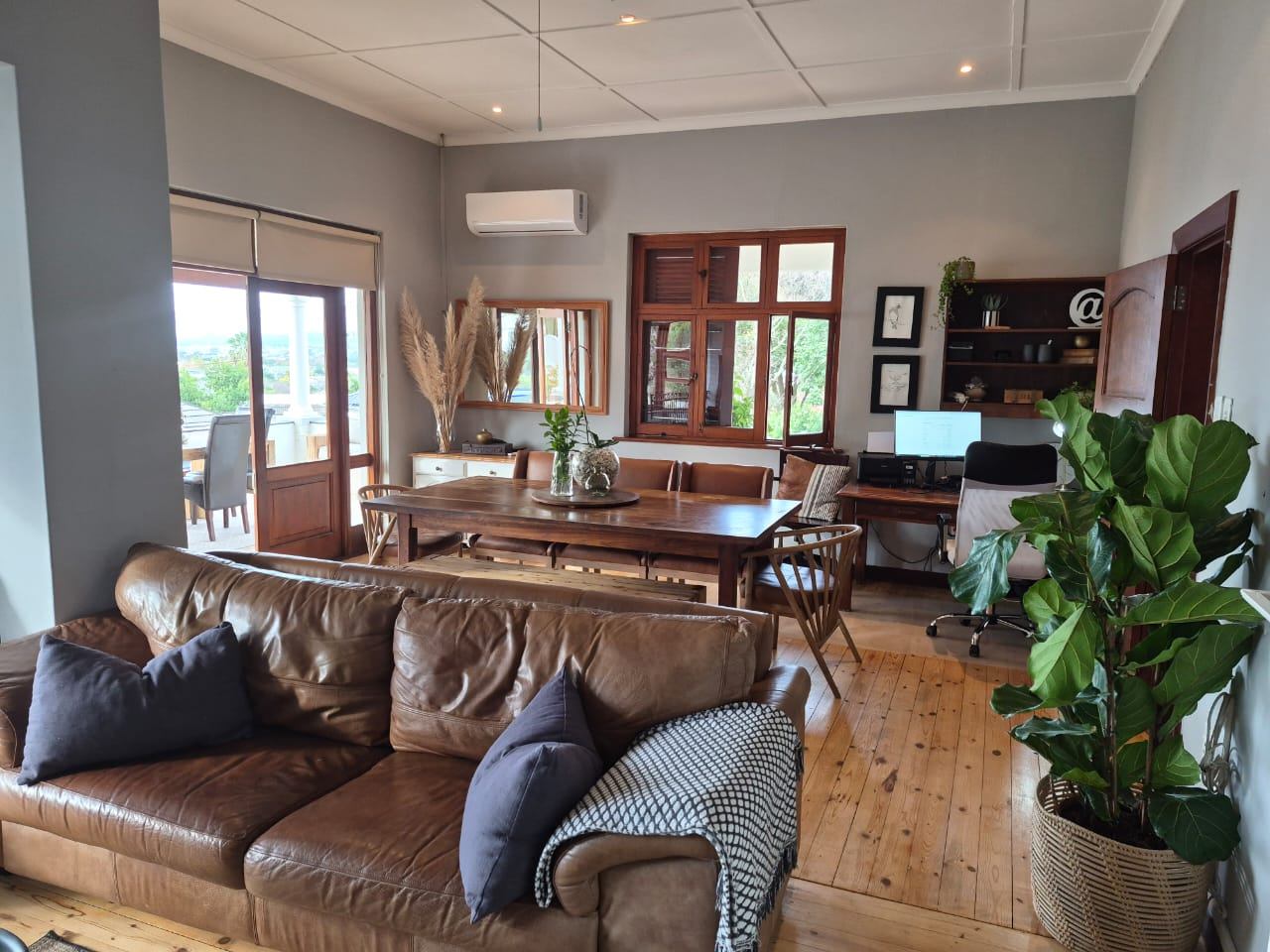 0m² We are excited to present this beautiful family home for rent in a highly sought-after location.