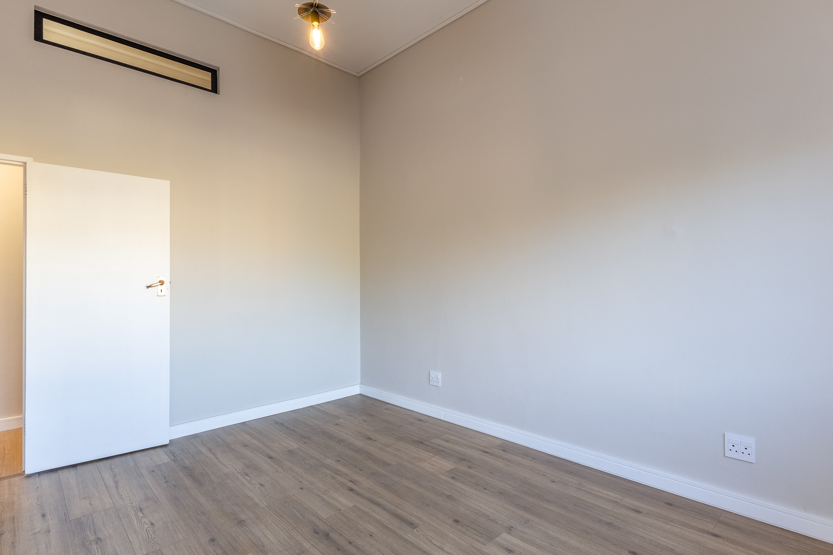 750m² Newly Renovated Double-Storey Family Home with Scenic Views – Sophisticated Living at Its Finest