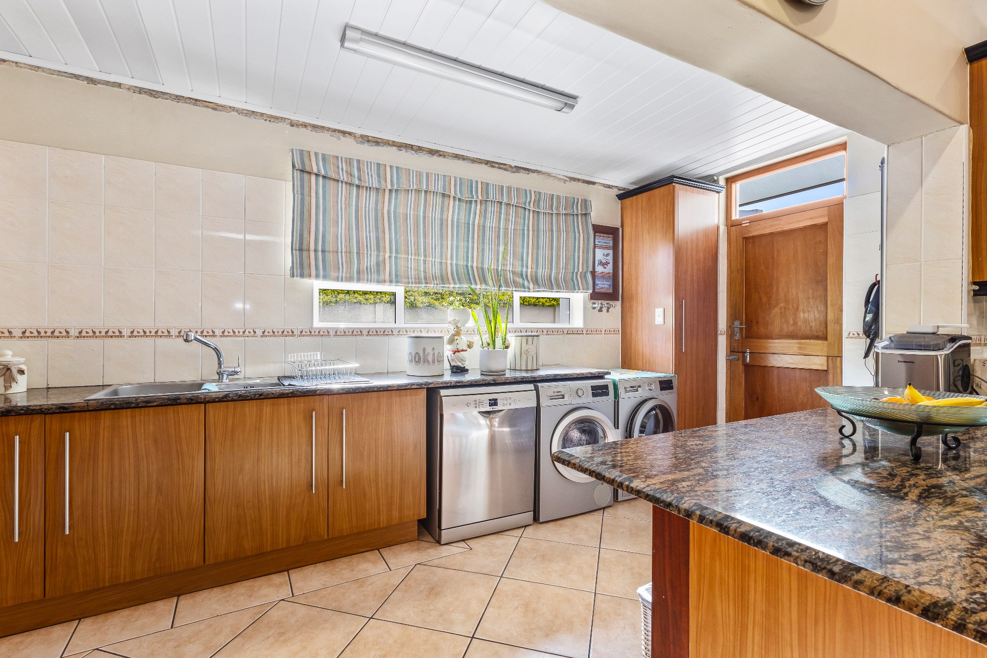 677m² Spacious Four-Bedroom Family Home with Excellent Entertainment Areas