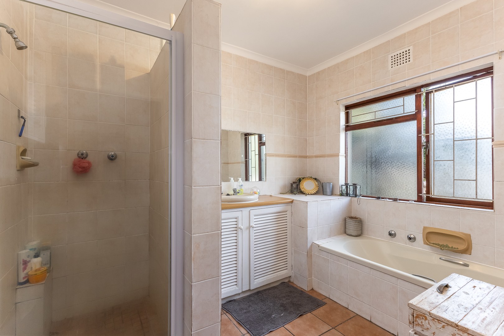 824m² Spacious Three-Bedroom Family Home with Mountain Views in Groenvlei
