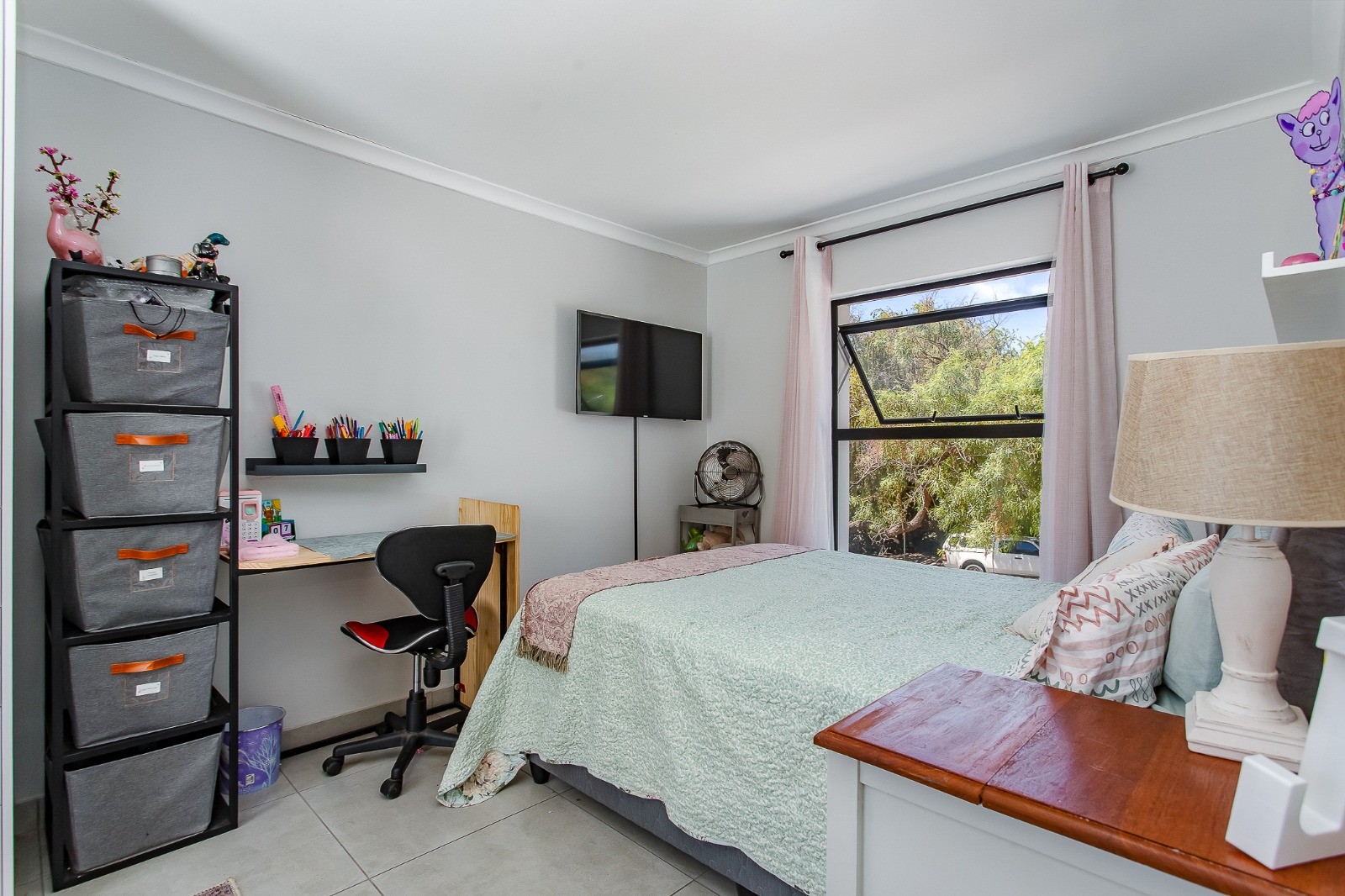 0m² Beautifully Maintained Home in Popular Neighbourhood