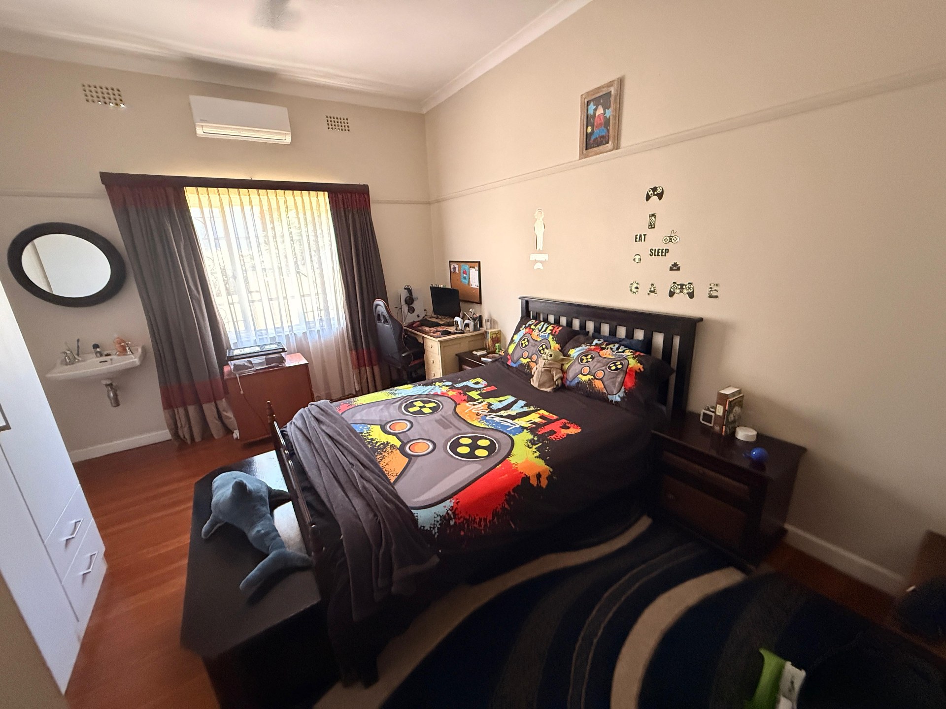 0m² Beautifully maintained and very spacious family home, perfectly located in one of Paarl's sought-after neighbourhoods.