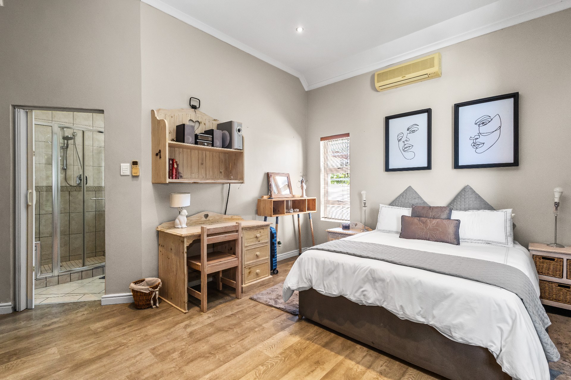 677m² Spacious Four-Bedroom Family Home with Excellent Entertainment Areas