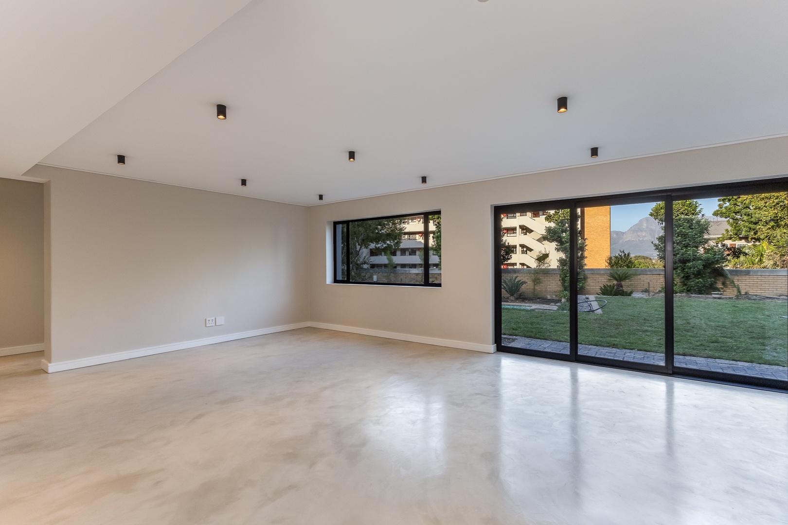 750m² Newly Renovated Double-Storey Family Home with Scenic Views – Sophisticated Living at Its Finest