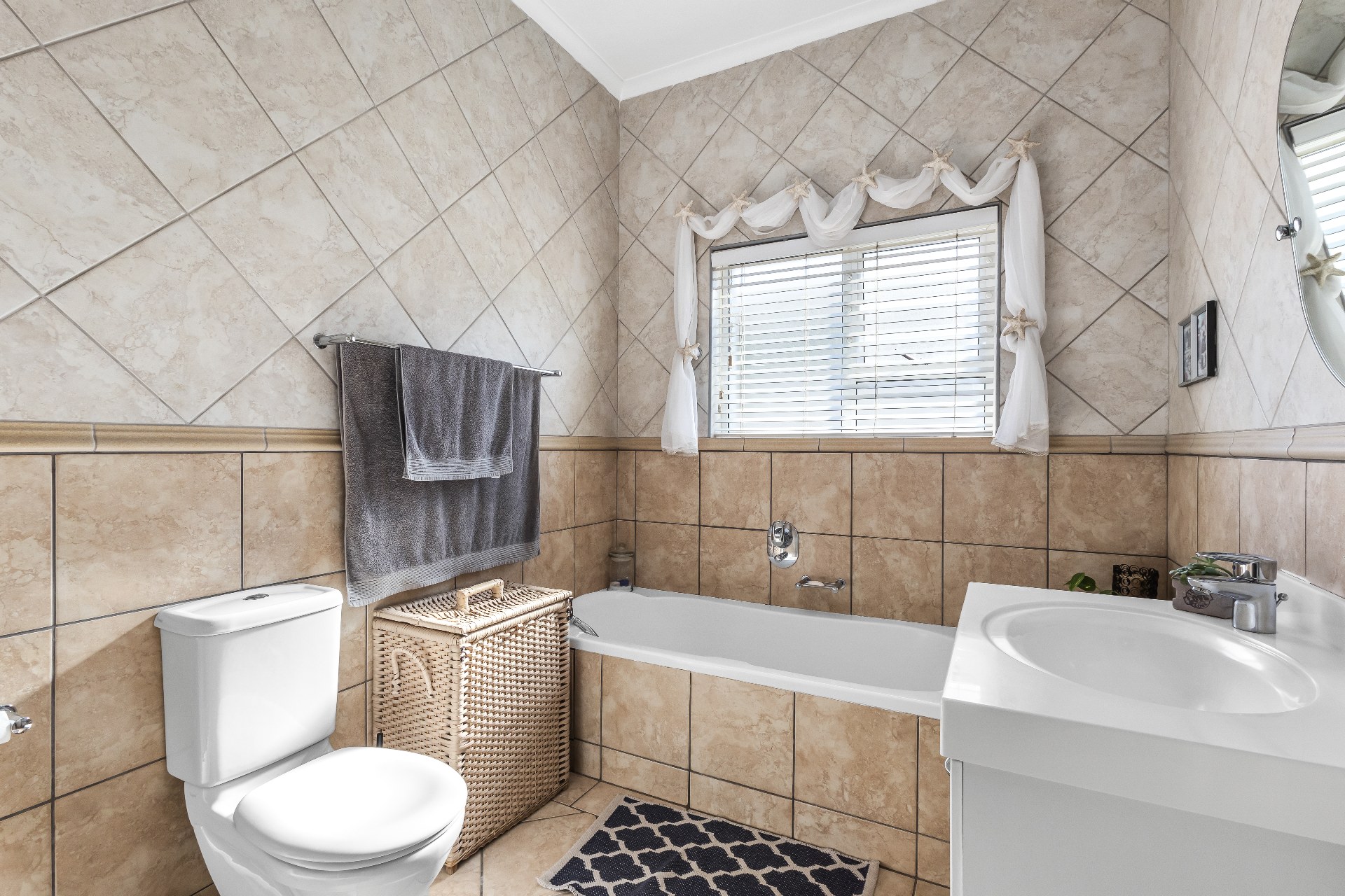 677m² Spacious Four-Bedroom Family Home with Excellent Entertainment Areas