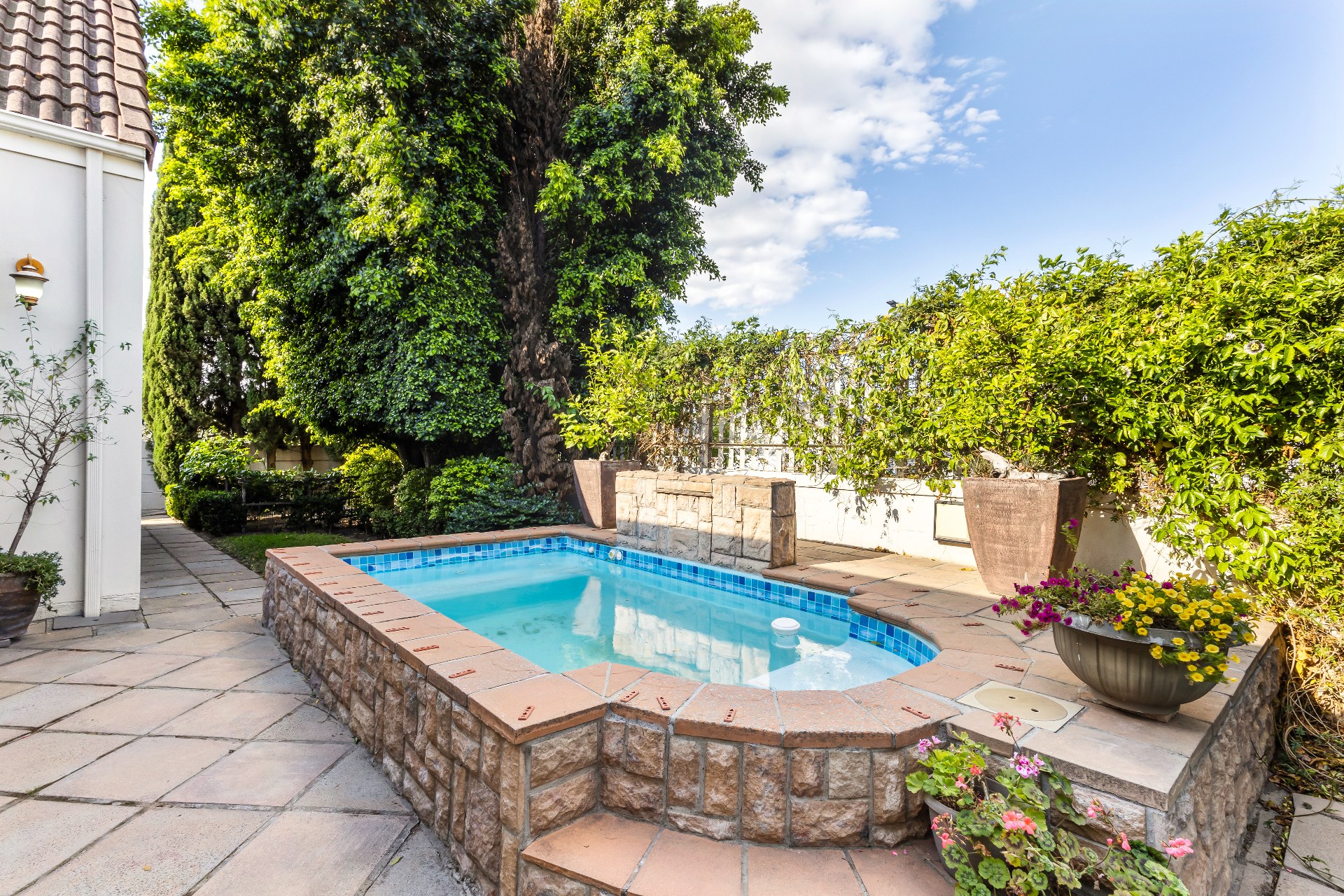 677m² Spacious Four-Bedroom Family Home with Excellent Entertainment Areas