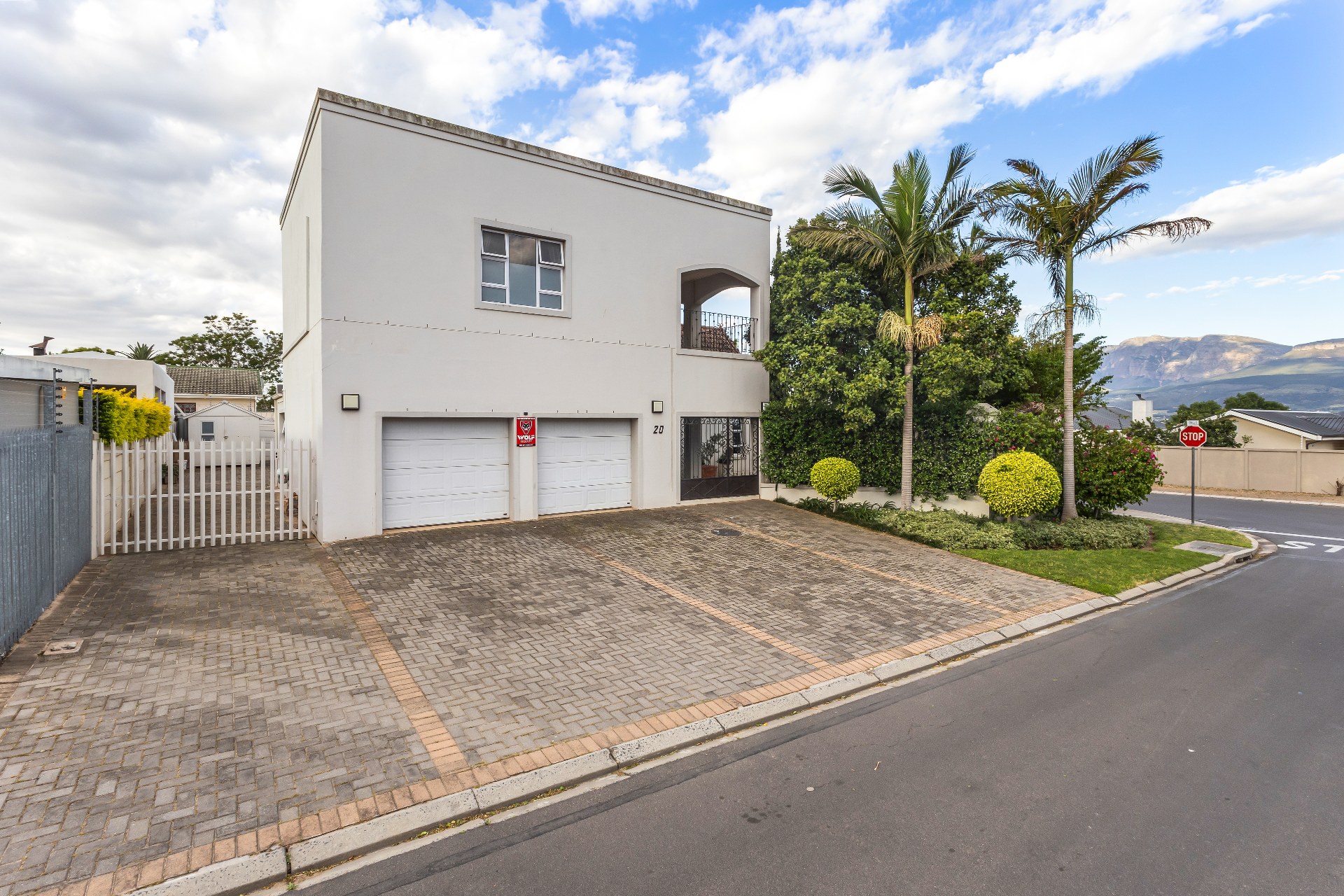 677m² Spacious Four-Bedroom Family Home with Excellent Entertainment Areas