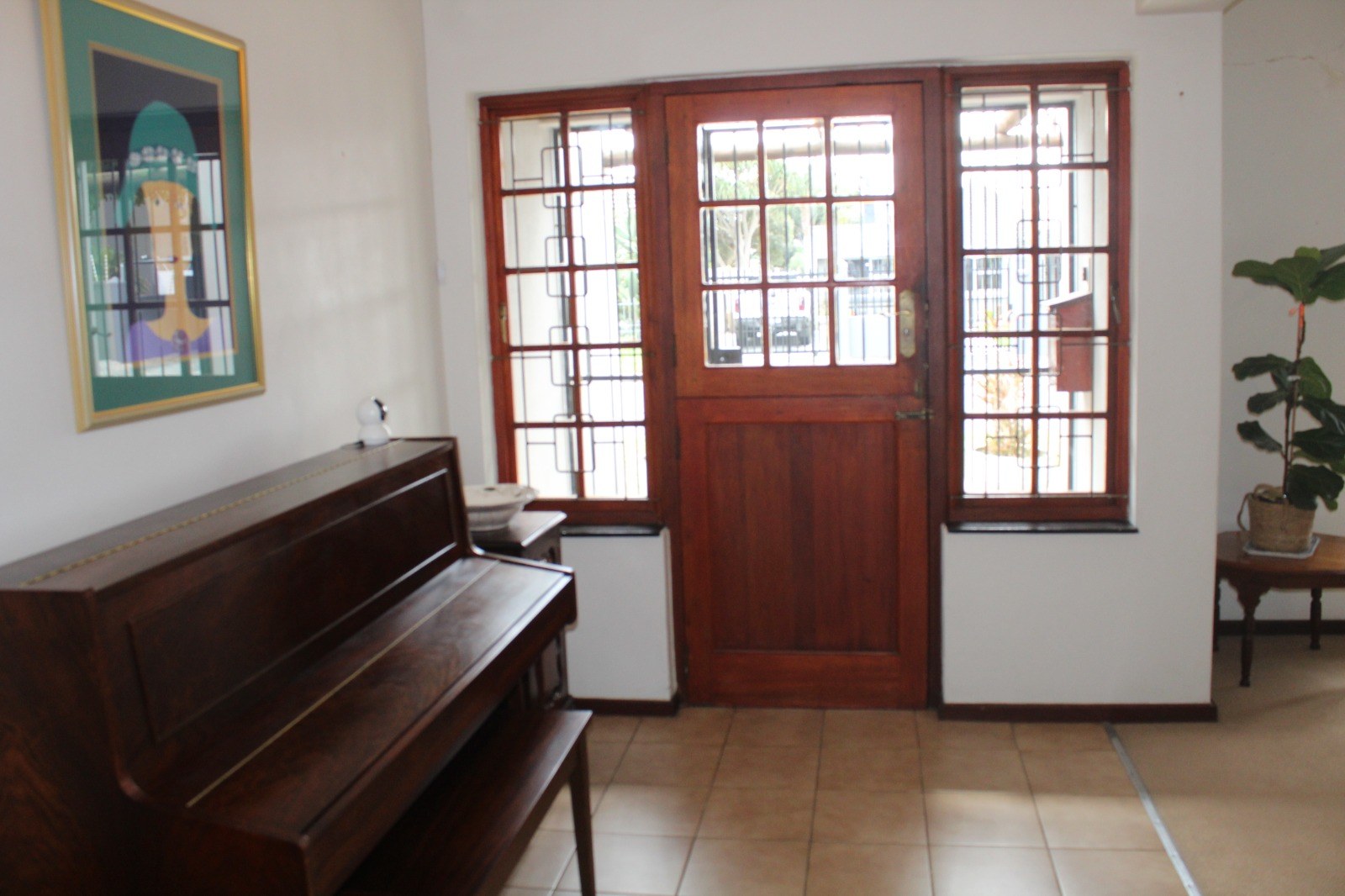 903m² Spacious and Well-Maintained 3-Bedroom Home to Rent