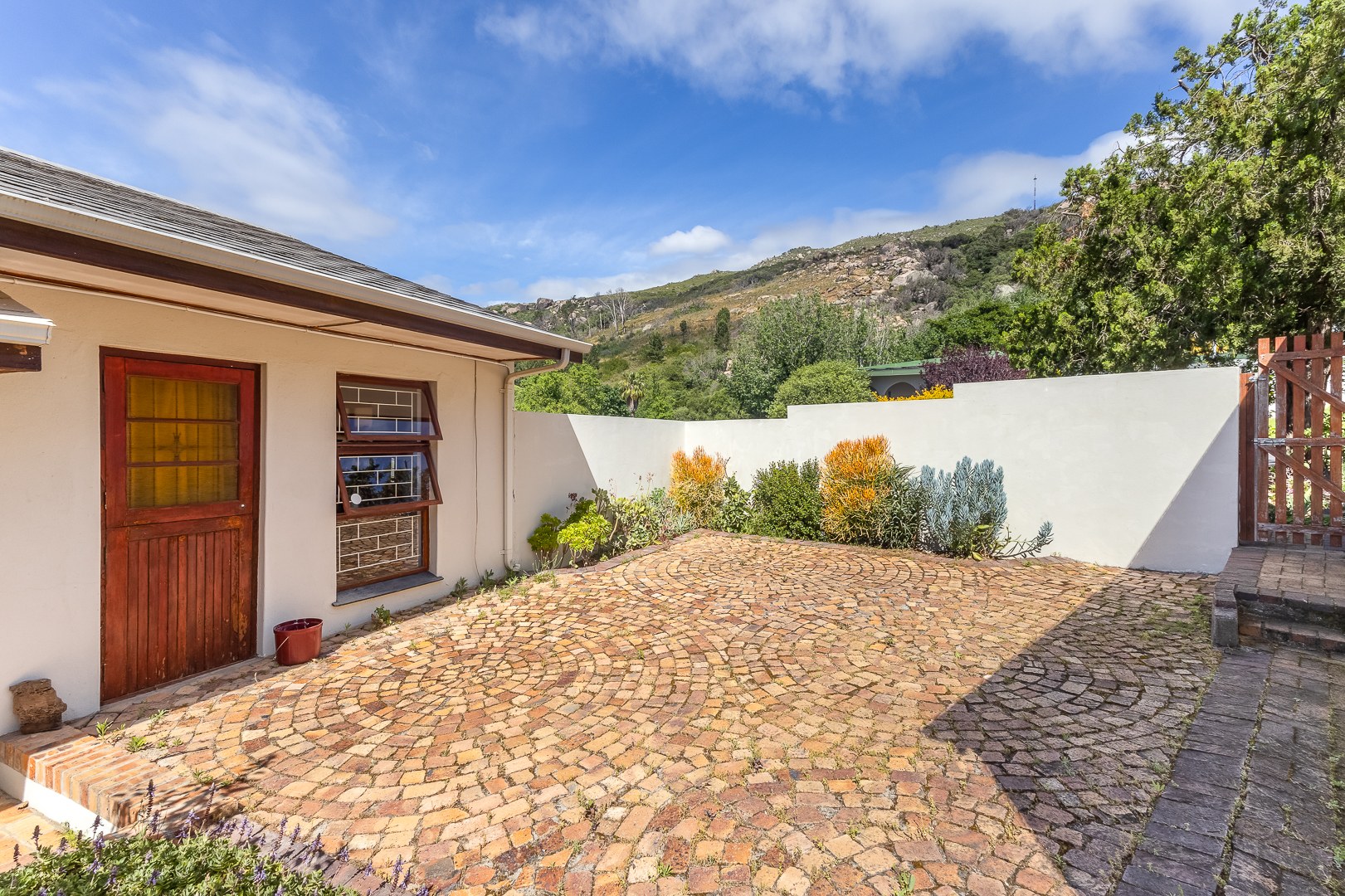 824m² Spacious Three-Bedroom Family Home with Mountain Views in Groenvlei