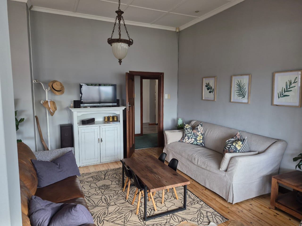 0m² We are excited to present this beautiful family home for rent in a highly sought-after location.