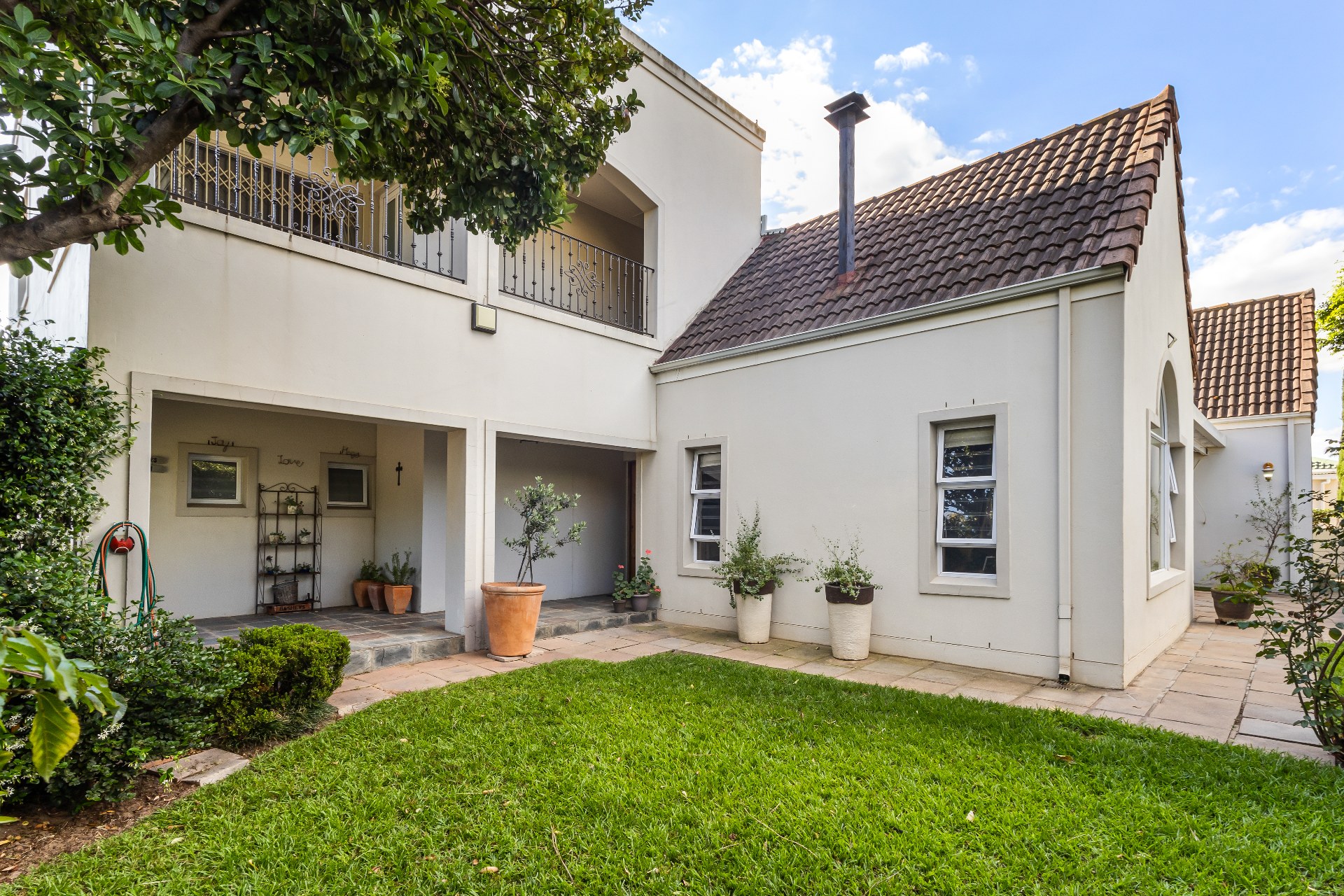 677m² Spacious Four-Bedroom Family Home with Excellent Entertainment Areas