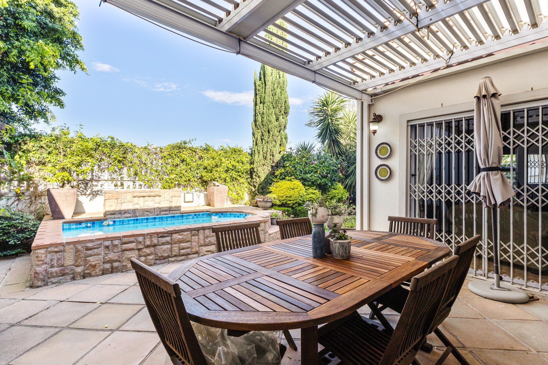 677m² Spacious Four-Bedroom Family Home with Excellent Entertainment Areas