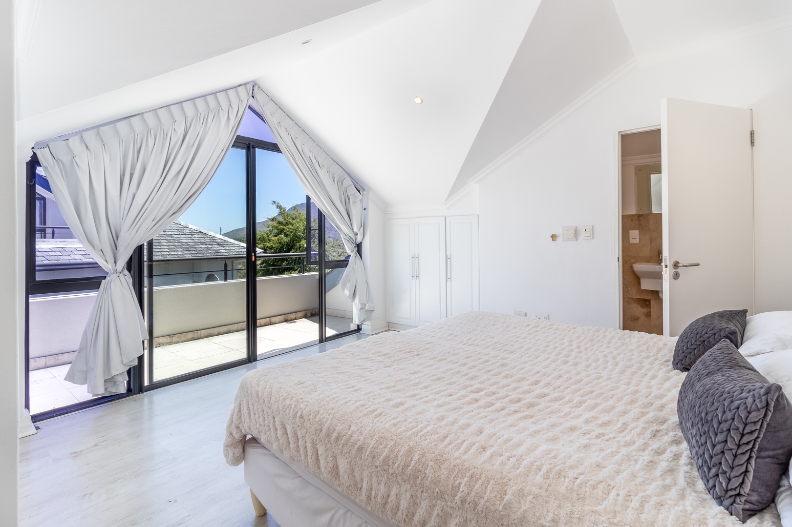 0m² 4-Bedroom Lodge | Pearl Valley
